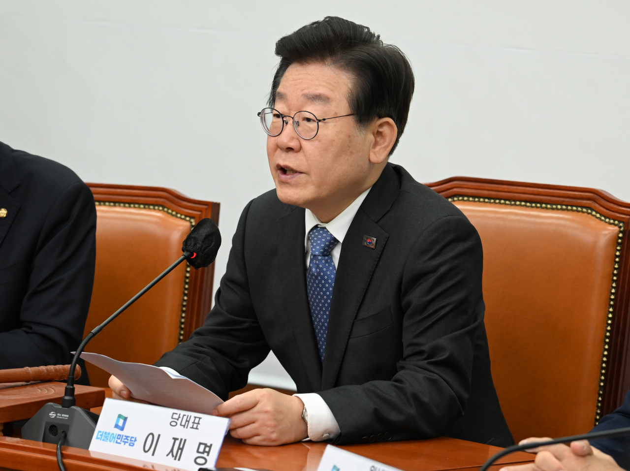 이재명 더불어민주당 당대표가 2일 서울 영등포구 여의도 국회의사당 본청에서 열린 더불어민주당 최고위원회의에 참석해 발언하고 있다. 임세준 기자