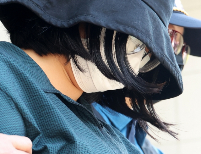또래 여성을 살해하고 시신을 유기한 혐의를 받는 정유정(23)이 2일 오전 부산 동래경찰서에서 나와 검찰로 송치되고 있다. [연합]