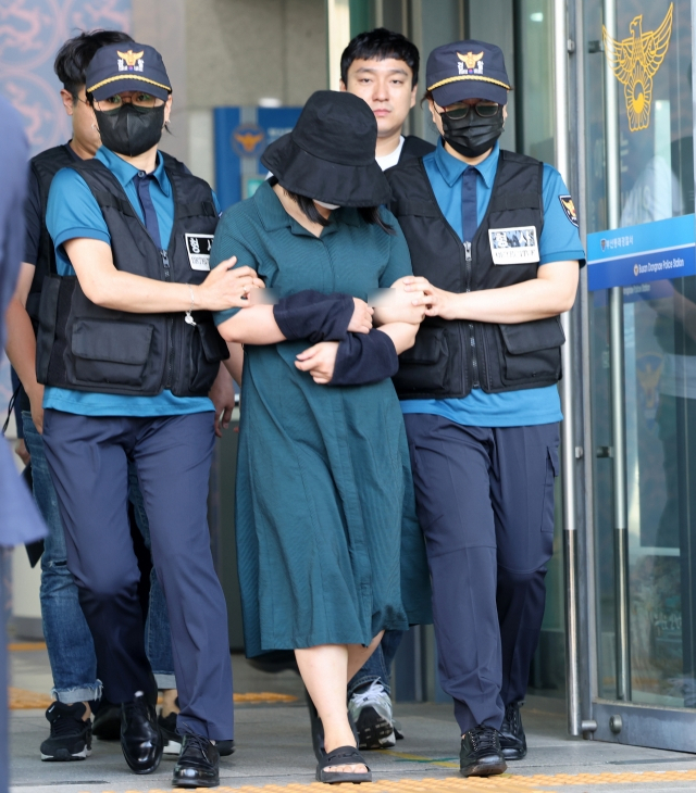 또래 여성을 살해하고 시신을 유기한 혐의를 받는 정유정(23)이 2일 오전 부산 동래경찰서에서 나와 검찰로 송치되고 있다. [연합]