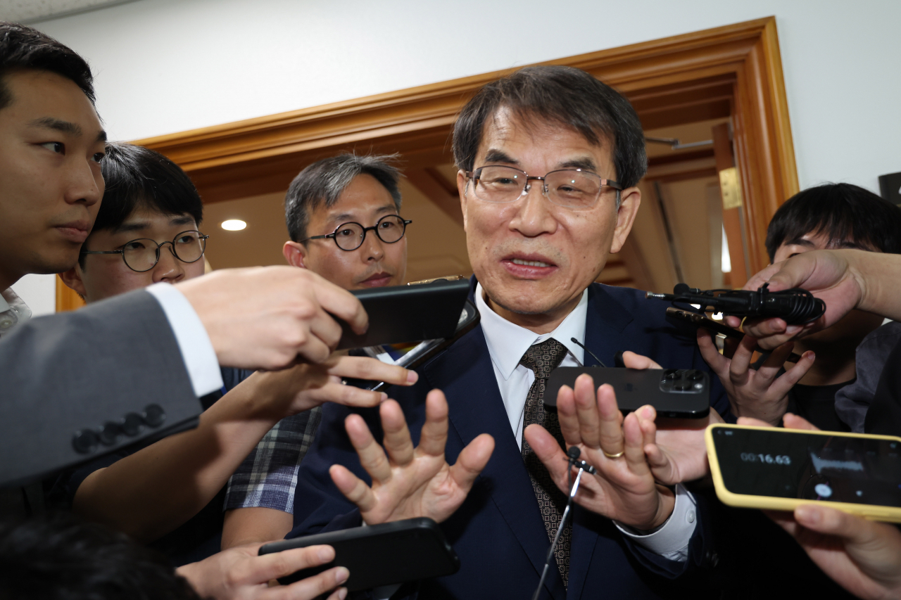 노태악 중앙선거관리위원장이 2일 과천 중앙선거관리위원회에서 열린 회의를 마치고 위원장실로 향하며 취재진의 질문을 받고 있다. 중앙선거관리위원회는 이날 위원회의에서 '자녀 특혜 채용 의혹'과 관련한 감사원의 직무 감찰 수용 여부를 논의한 결과, 감사를 거부하기로 했다. 연합뉴스