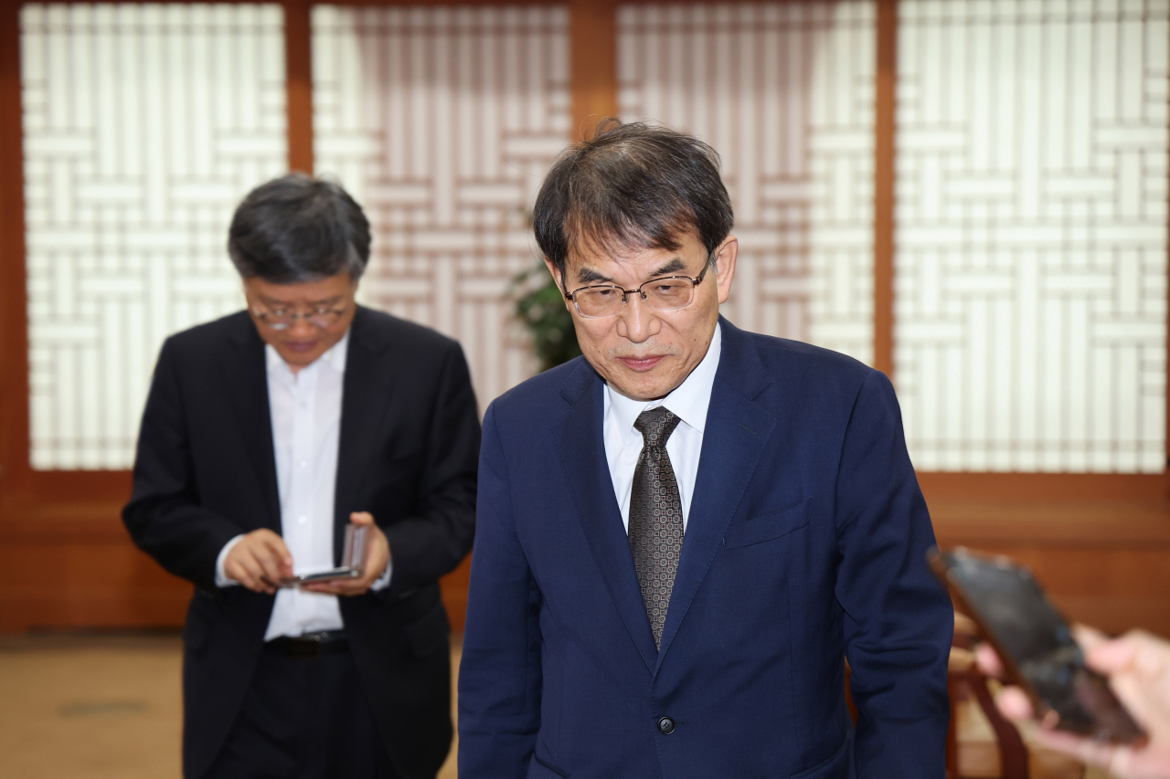 노태악 중앙선거관리위원장이 2일 과천 중앙선거관리위원회에서 열린 회의를 마치고 위원장실로 향하고 있다. [연합]