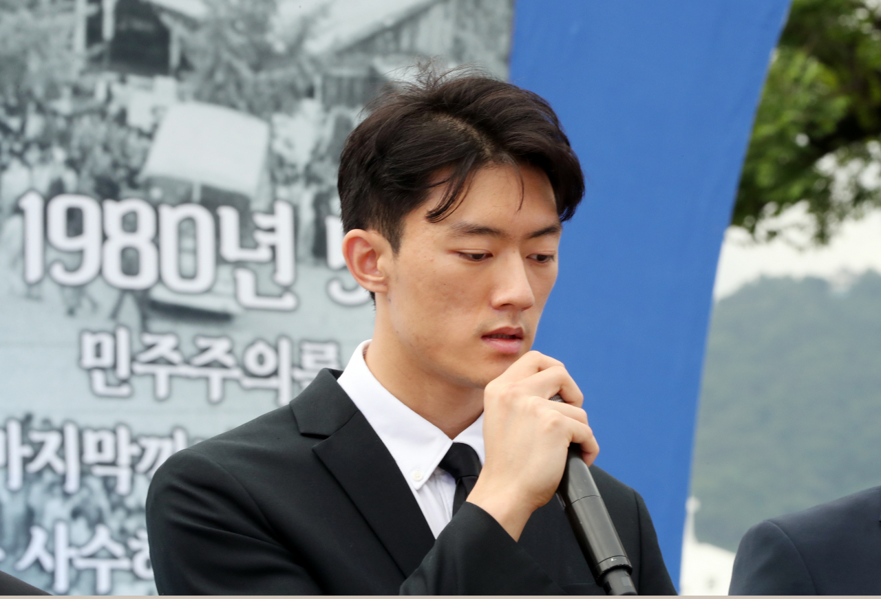 지난달 27일 광주 동구 금남로 일대에서 전직 대통령 전두환 씨의 손자 전우원 씨가 제43주년 5·18 민주화운동을 기념하는 부활제에 참석해 오월영령과 시민들에게 사죄하고 있다. [연합]