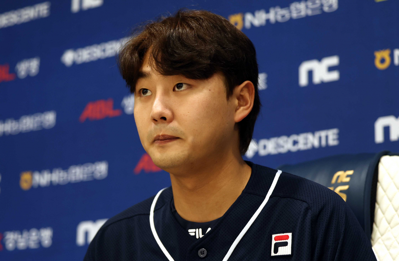 두산베어스 투수 정철원이 1일 오후 경남 창원시 마산회원구 창원NC파크 인터뷰실에서 월드베이스볼클래식(WBC) 기간 내 음주한 것과 관련해 사과 기자회견을 열고 있다. [연합]