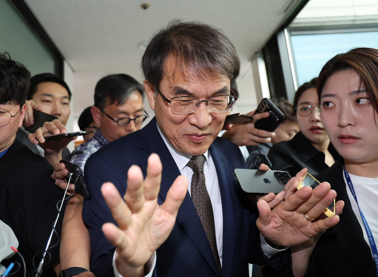 노태악 중앙선거관리위원장이 2일 과천 중앙선거관리위원회에서 열린 회의를 마치고 위원장실로 향하며 취재진의 질문을 받고 있다. 중앙선거관리위원회는 이날 위원회의에서 '자녀 특혜 채용 의혹'과 관련한 감사원의 직무 감찰에 대해 불수용을 결정했다. [연합]