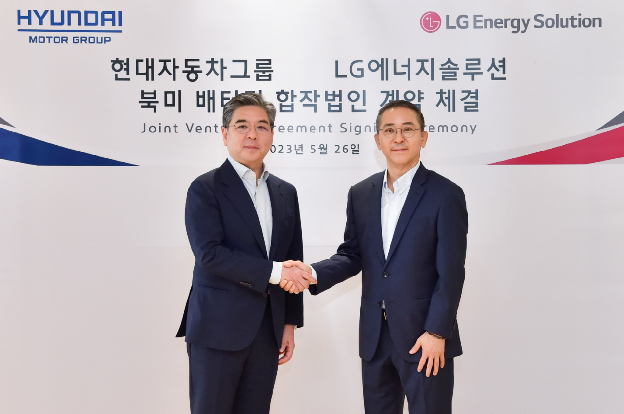 장재훈(왼쪽부터) 현대차 대표이사 사장과 권영수 LG에너지솔루션 대표이사 부회장이 지난달 26일 서울 여의도 LG에너지솔루션 본사에서 북미 배터리 합작법인 설립 계약을 체결하고 기념촬영을 하고있다. [LG에너지솔루션 제공]