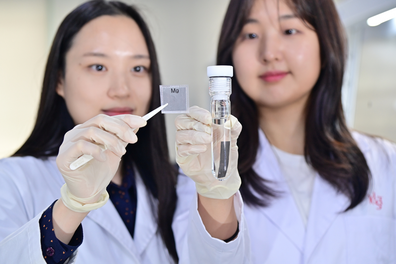KIST 연구원들이 화학적 활성화 공정으로 고효율의 충·방전이 가능한 마그네슘 음극을 살펴보고 있다.[KIST 제공]