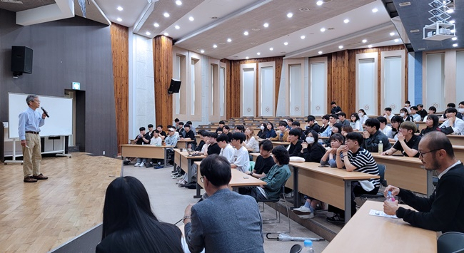 사토세이지 교수가 1일 순천대 건축학부 학생들을 상대로 한국의 풍수경관에 대해 강의하고 있다. [건축학부 제공]
