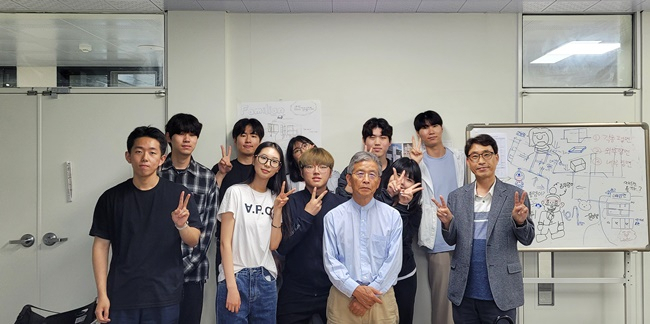 사토세이지 교수(가운데)와 이동희 순천대 교수(오른쪽), 그리고 전공 학생들이 기념사진을 촬영하고 있다.