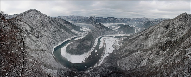 강원도 정선군 동강(조양강) 겨울 풍경.