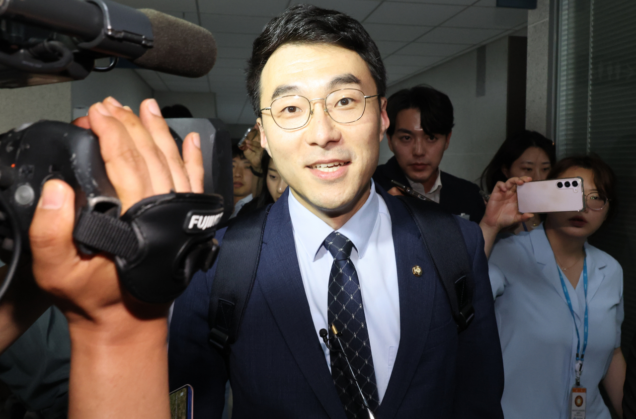 무소속 김남국 의원이 지난달 31일 오후 국회 의원 사무실을 나오고 있다. [연합]