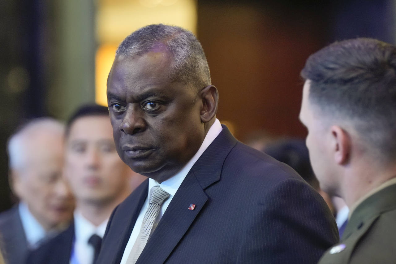 US Secretary of Defense Lloyd Austin, arrives for the opening dinner for the 20th International Institute for Strategic Studies Shangri-La Dialogue, Asia's annual defense and security forum, in Singapore, Friday. (AP-Yonhap)