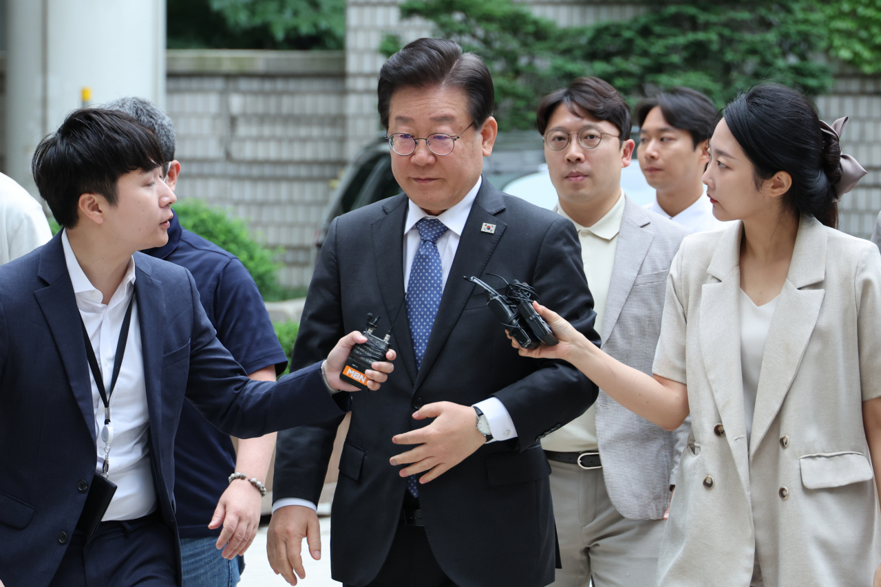 더불어민주당 이재명 대표가 2일 오전 서울 서초구 서울중앙지법에서 열리는 공직선거법 위반 혐의와 관련한 공판에 출석하고 있다. [연합]