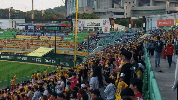 2일 인천 미추홀구 SSG랜더스필드에서 프로야구 키움 히어로즈-SSG 랜더스의 경기가 진행되는 가운데 야구 팬들이 응원하고 있다. 김희량 기자