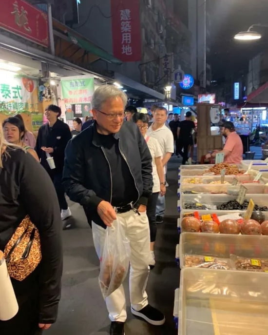 야시장을 찾은 젠슨 황 엔비디아 최고경영자(CEO)