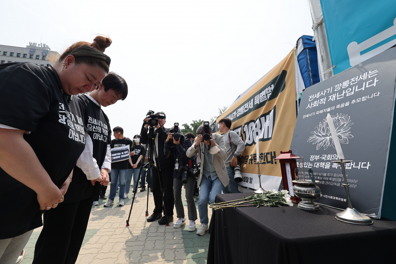 '전세사기 피해자 사망' 헌화하는 대책위 피해자들 [연합]