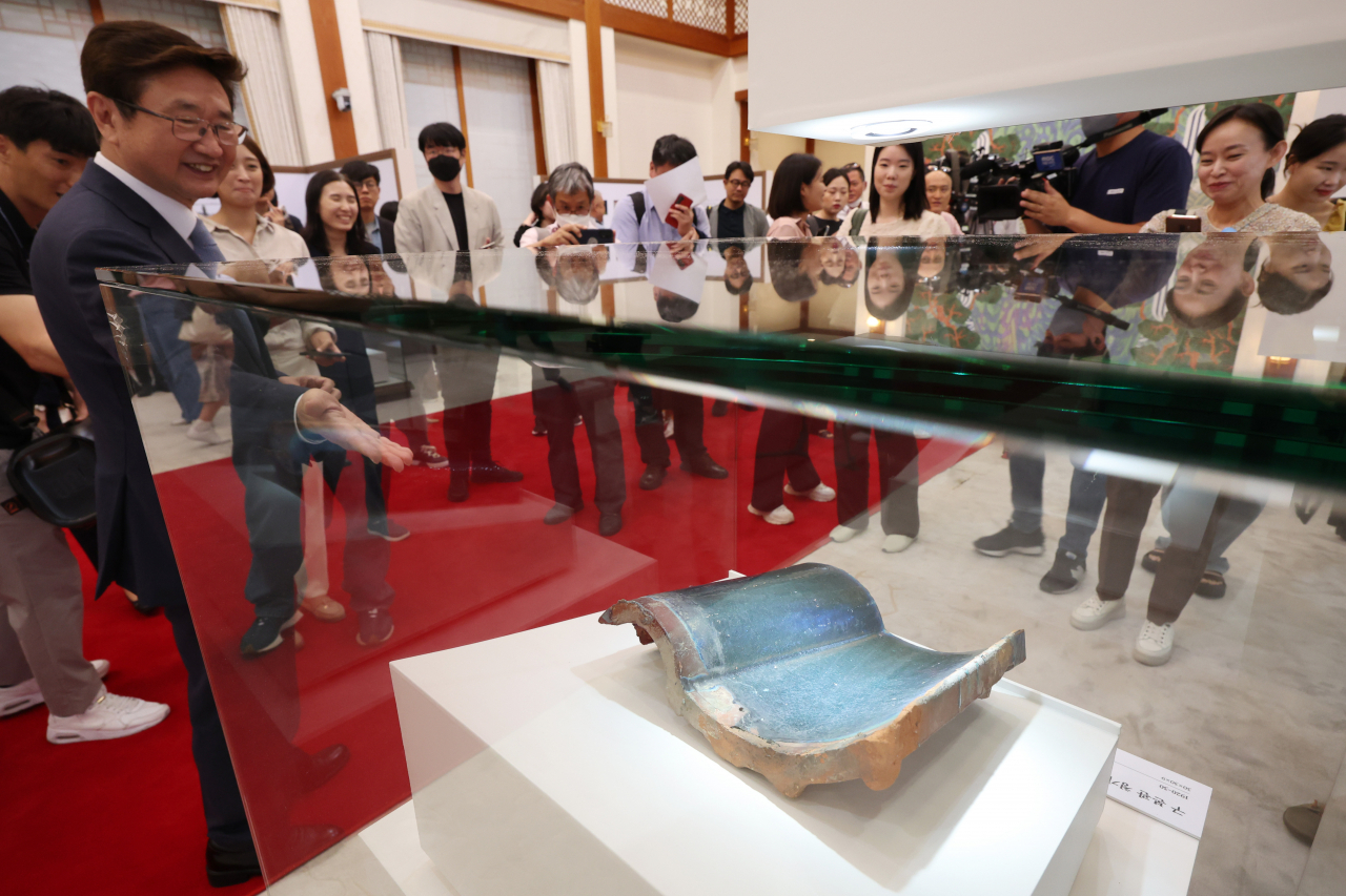 Minister of Culture, Sports and Tourism Park Bo-gyoon introduces the items displayed at a special exhibition "Stories of Our Presidents" at the main building of Cheong Wa Dae during a press conference in Seoul, Thursday. (MCST)