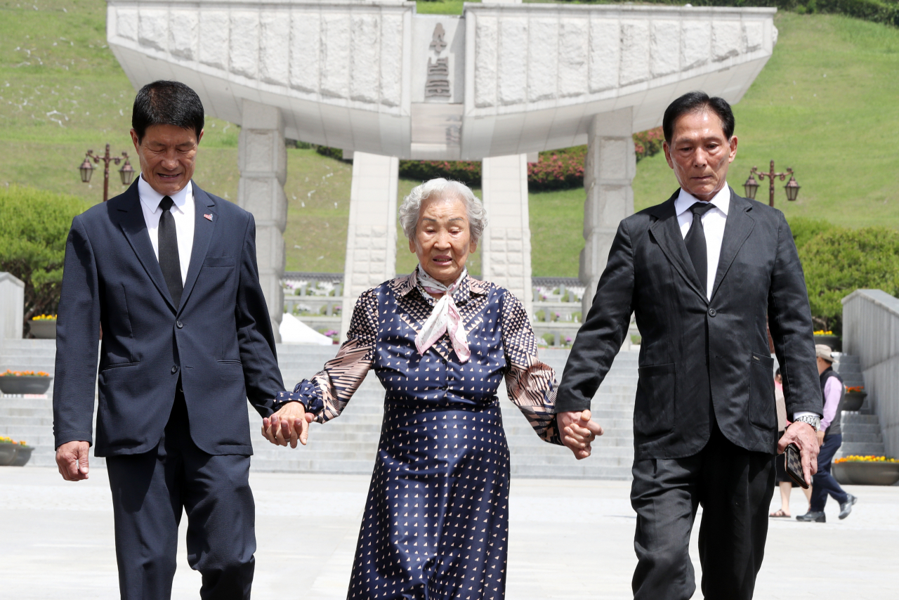 4일 오전 광주 북구 국립 5·18 민주묘지에서 5·18 유족인 임근단 여사와 특전사동지회 임성록 고문이 참배를 마친 뒤 이동하고 있다. 연합뉴스