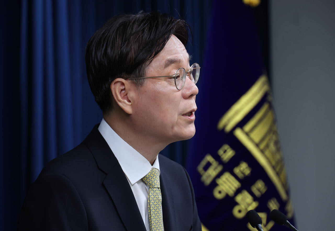 이관섭 대통령실 국정기획수석이 4일 오후 서울 용산 대통령실 청사에서 민간단체 보조금 감사 결과를 브리핑하고 있다. [연합]