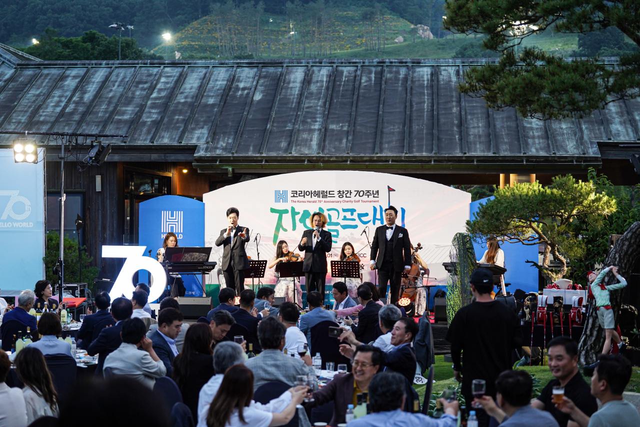 The K-Philharmonic Orchestra performs to open up the banquet. (Damda Studio)