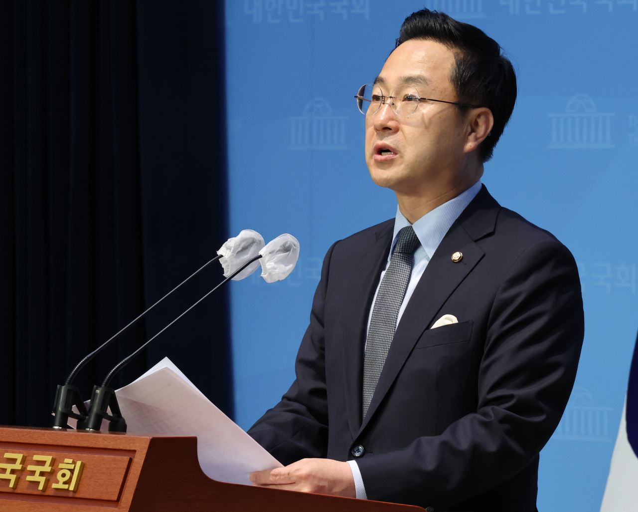 민주당 박성준 대변인이 28일 국회에서 괌 고립 국민 등 현안 관련 논평을 하고 있다. [연합]