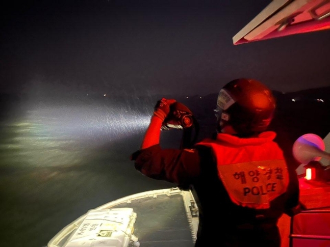4일 오전 인천 중구 무의도 하나개해수욕장 인근 바다를 수색하며 실종자들을 찾고 있는 해경 [인천해양경찰서 제공]