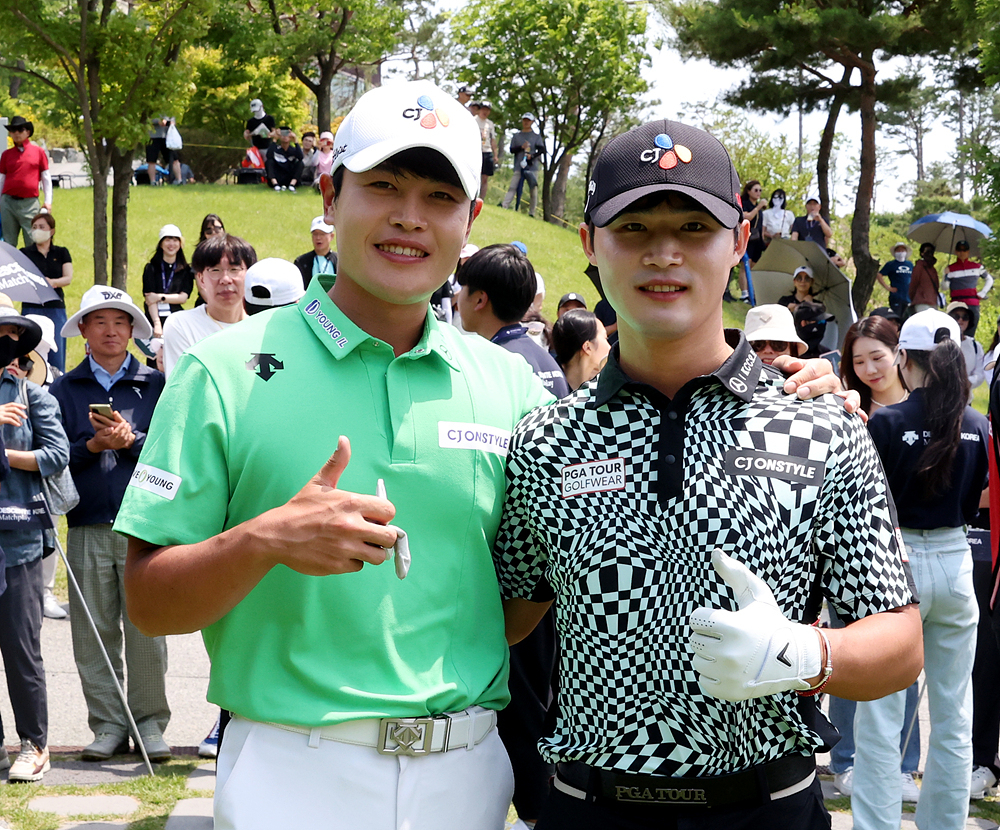이재경(왼쪽)과 배용준이 경기 시작 전 함께 포즈를 취했다.[KPGA 제공]