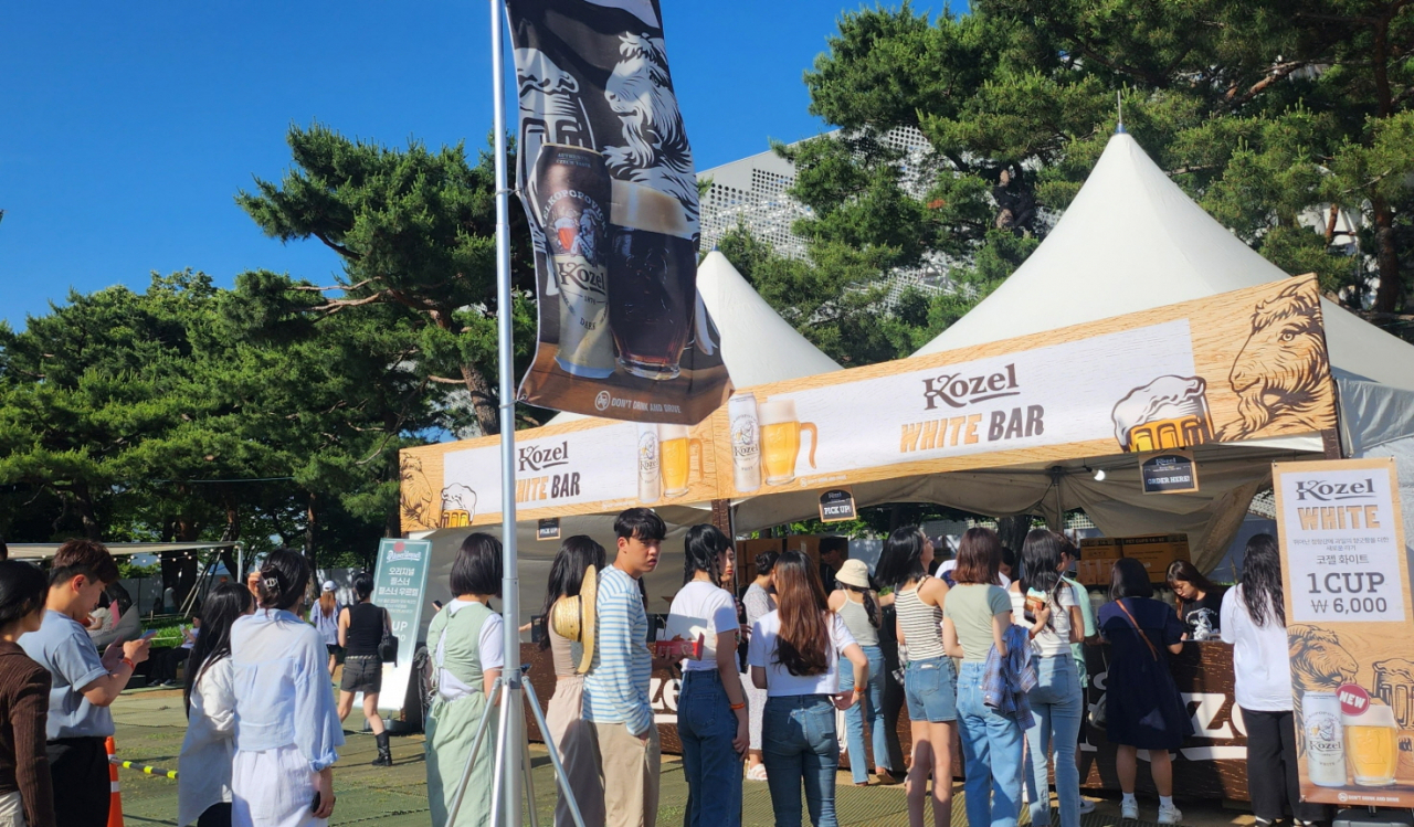 톤앤뮤직 페스티벌 2023 행사장 내 코젤화이트 바 [코젤 제공]