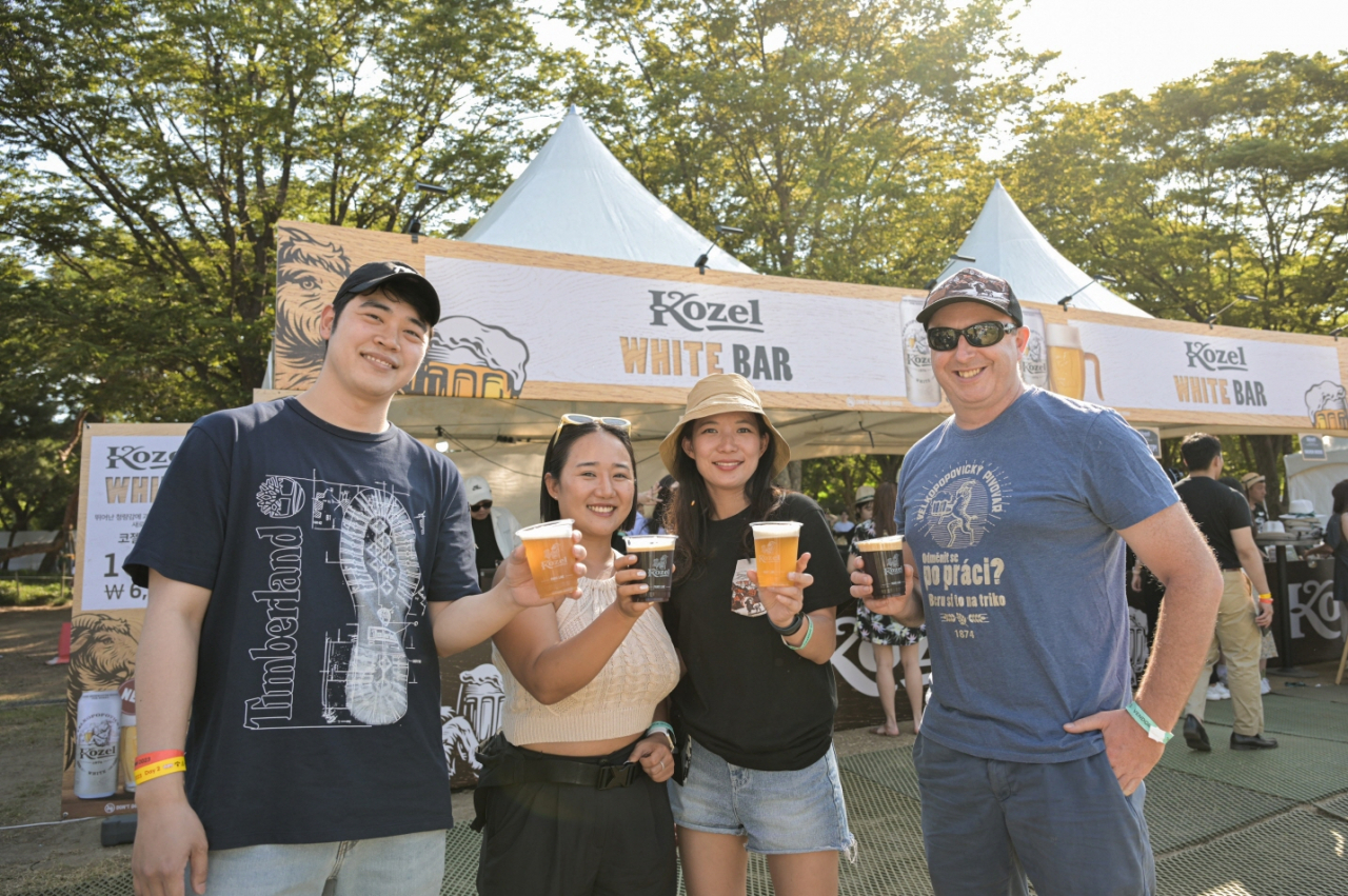 톤앤뮤직 페스티벌 2023 행사장 내 코젤화이트 바 앞 맥주 즐기고 있는 모습 [코젤 제공]