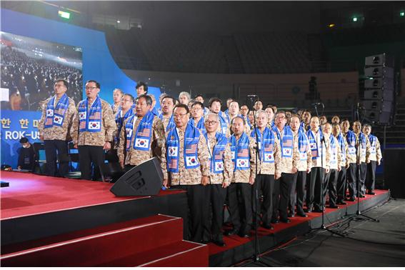 사단법인 대한민국 군가합창단이 6일 포천 태국군 참전비를 참배한다. 사진은 2022년 11월 24일 장진호전투영웅 추모음악회 공연[군가합창단 제공]