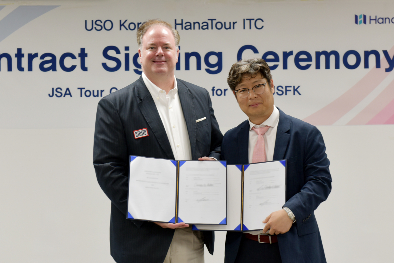Douglas Boltuc(더글라스 볼탁) USO Korea 지사장과 이제우 하나투어 ITC 대표이사가 진행한 JSA투어 파트너십 협약 장면