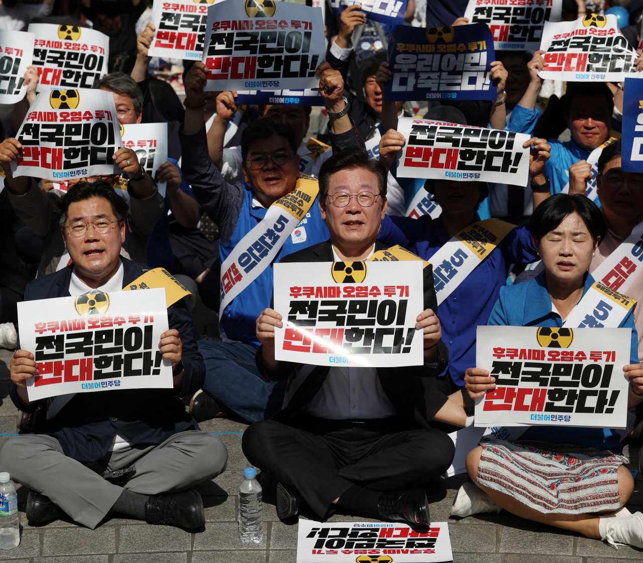 이재명 더불어민주당 대표가 3일 오후 부산 부산진구 서면에서 열린 ‘후쿠시마 오염수 방류 반대 영남권 규탄대회’에 참석해 구호를 외치고 있다. [연합]