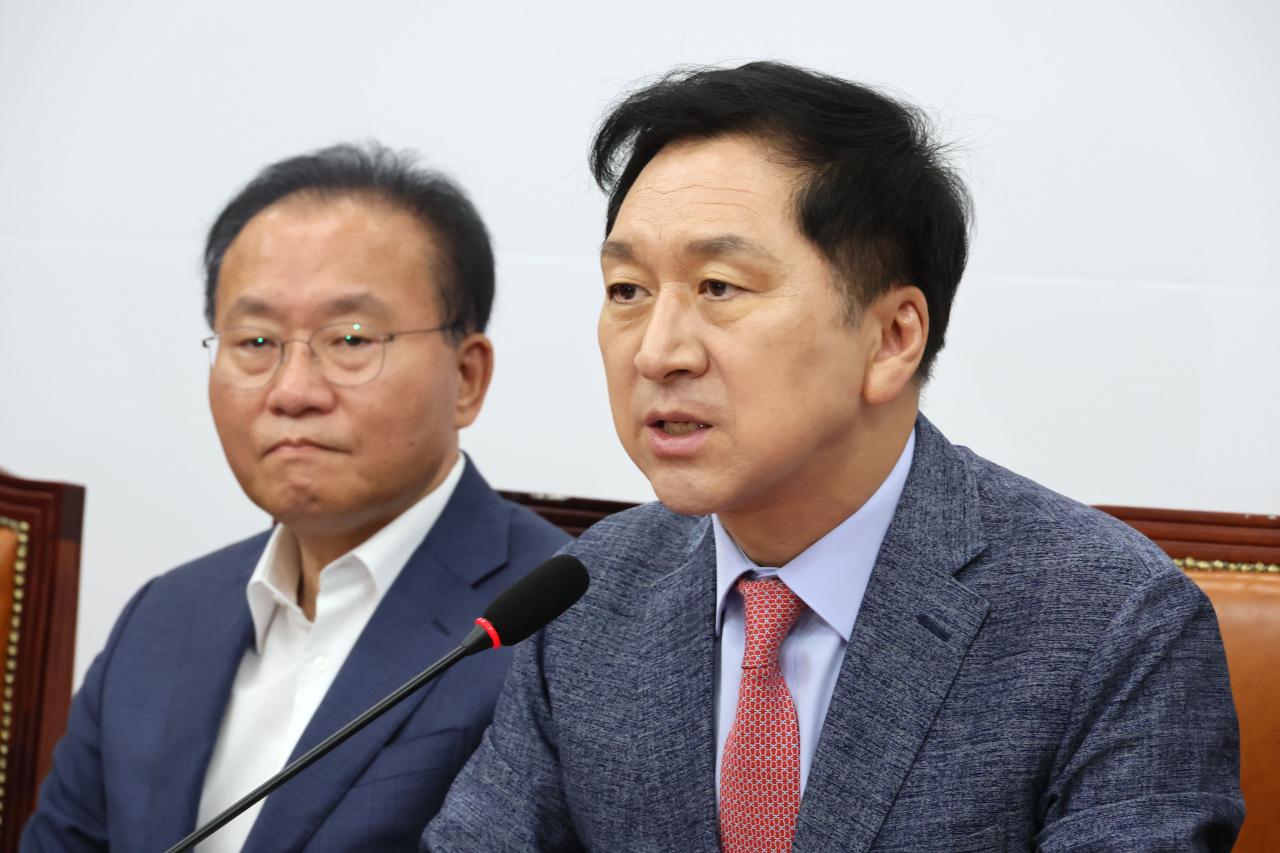 김기현 국민의힘 대표가 4일 오전 국회에서 열린 긴급 최고위원회의에서 발언하고 있다. 왼쪽은 윤재옥 원내대표. [연합]