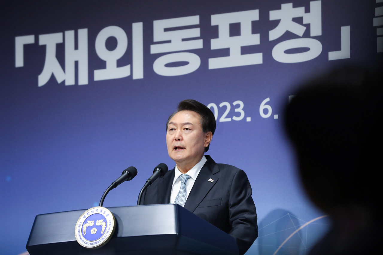 윤석열 대통령이 5일 인천 연수구 부영송도타워에서 열린 재외동포청 출범식에서 기념사를 하고 있다. [연합]