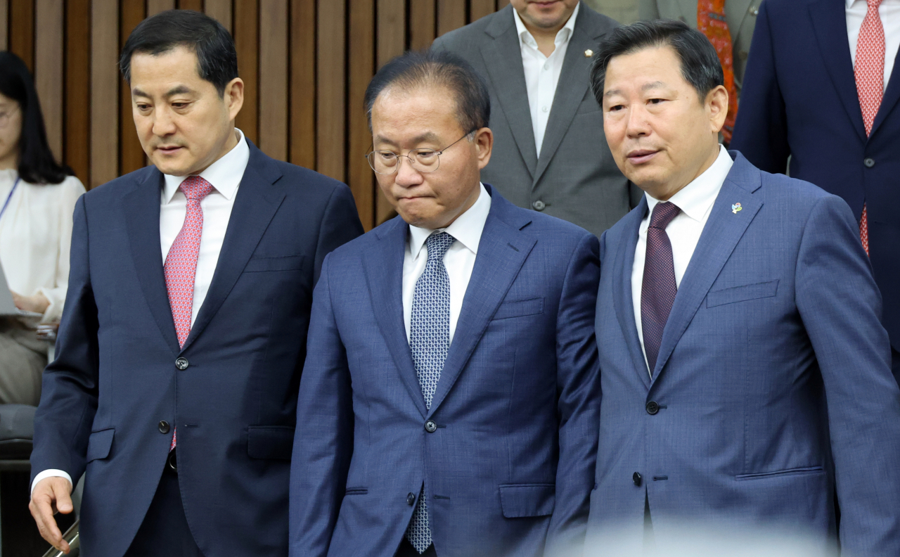 국민의힘 윤재옥 원내대표가 2일 국회에서 열린 원내대책회의에 참석하고 있다. 왼쪽부터 박대출 정책위의장, 윤 원내대표, 이철규 사무총장. [연합]