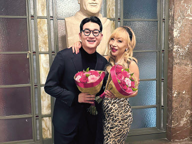 4일(현지시간) 벨기에에서 열린 2023년 퀸 엘리자베스 콩쿠르 성악 부문 우승자 김태한(왼쪽)이 결과 발표 뒤 성악가 조수미와 기념 촬영하고 있다. 연합