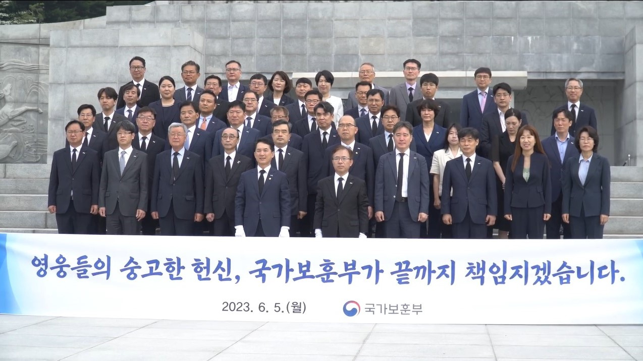 박민식 초대 국가보훈부 장관과 주요 직원들이 5일 오전 보훈부 출범을 기념해 국립대전현충원을 참배했다. [국가보훈부 제공]