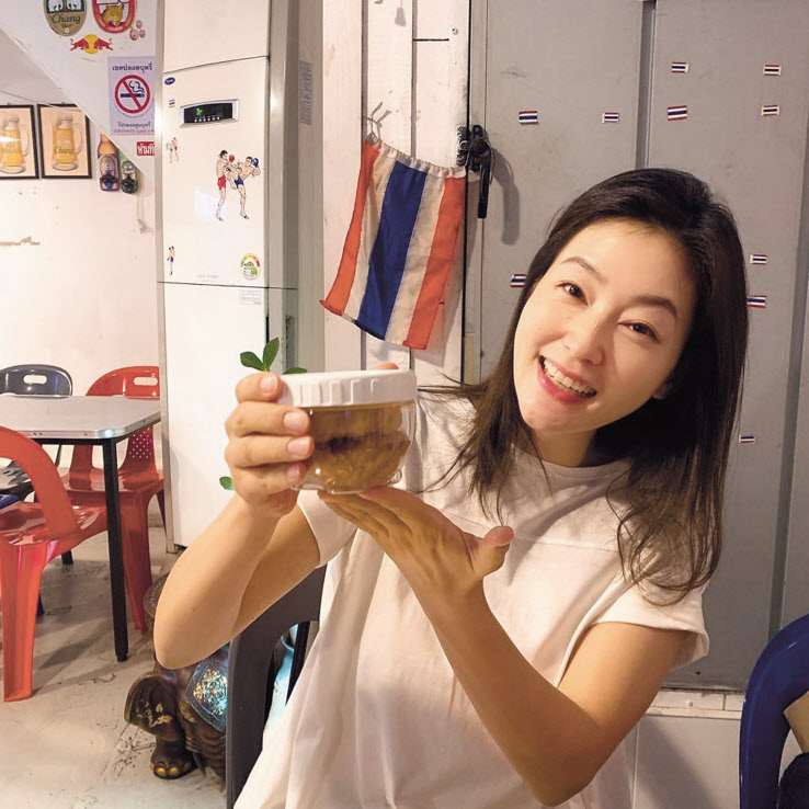 서울시 홍보대사를 맡고 있는 박진희 씨는 아리수는 그대로 먹어도 좋은 건강한 물이라고 강조하며 “여전히 수돗물에 대한 믿음이 부족하거나 물의 맛이나 품질에 대한 우려를 하시는 분들도 있는 것 같다”며 아리수로 끓여먹는 보리차나 작두콩차를 제안했다. [박진희 씨 인스타그램]