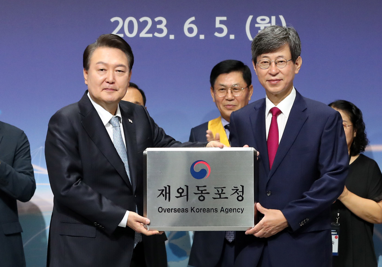 윤석열 대통령이 5일 인천 연수구 부영송도타워에서 열린 재외동포청 출범식에서 이기철 재외동포청장에게 현판을 전달하고 있다. [연합]