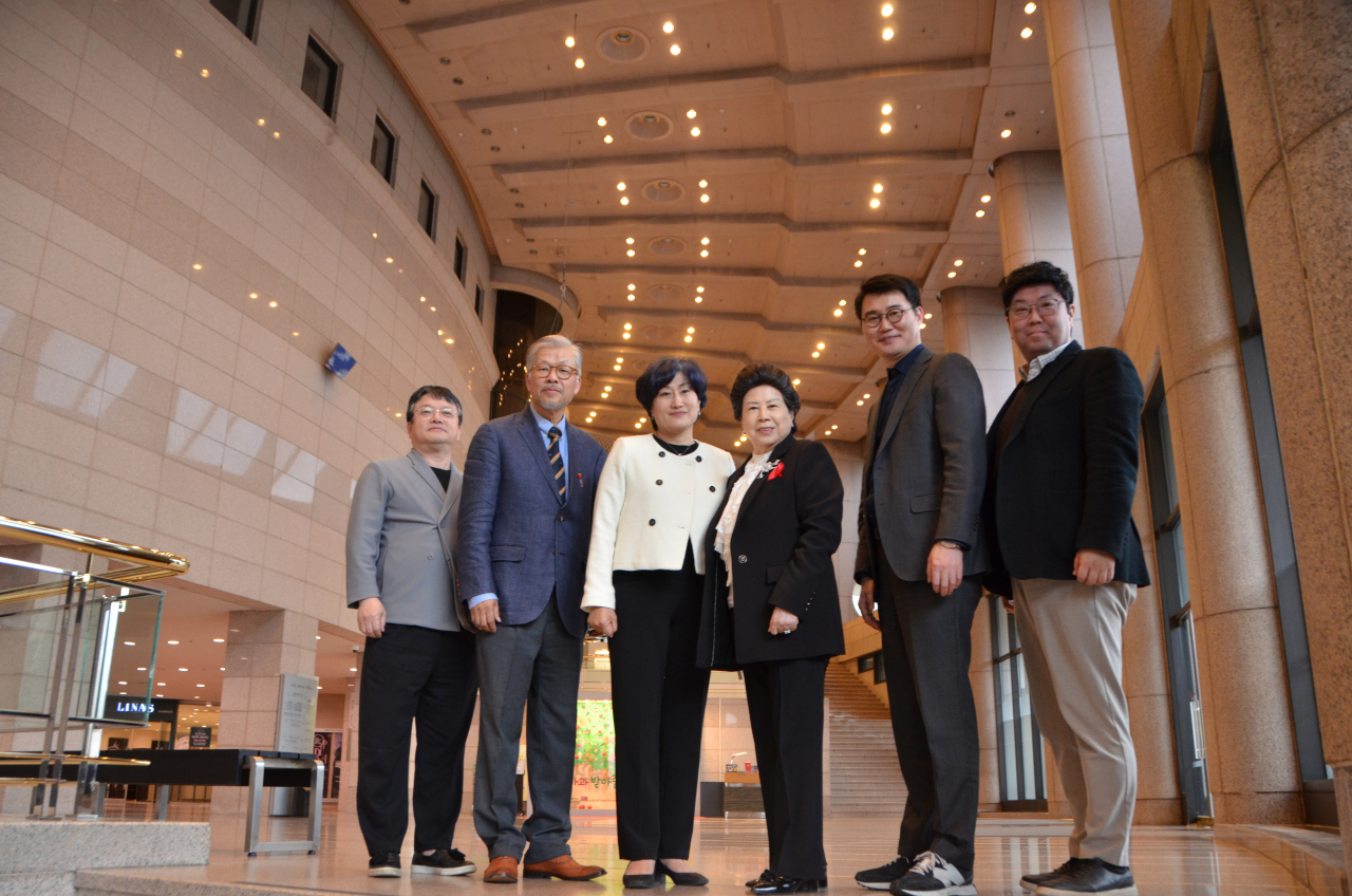 이강호 라벨라오페라단 단장, 장수동 서울오페라앙상블 단장, 지은주 대전오페라단, 양수화 글로리아오페라단 단장, 육성호 아트로 대표, 박경태 오페라팩토리 대표(왼쪽부터) [대한민국 오페라축제추진단 사무국 제공]