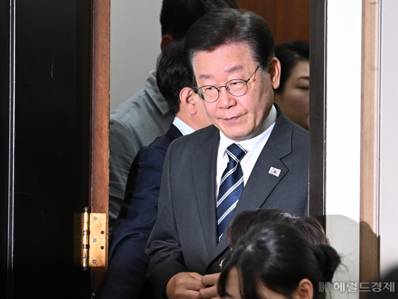 이재명 더불어민주당 당대표가 5일 서울 영등포구 여의도 국회의사당 본청에서 열린 더불어민주당 최고위원회의에 참석하고 있다. 임세준 기자