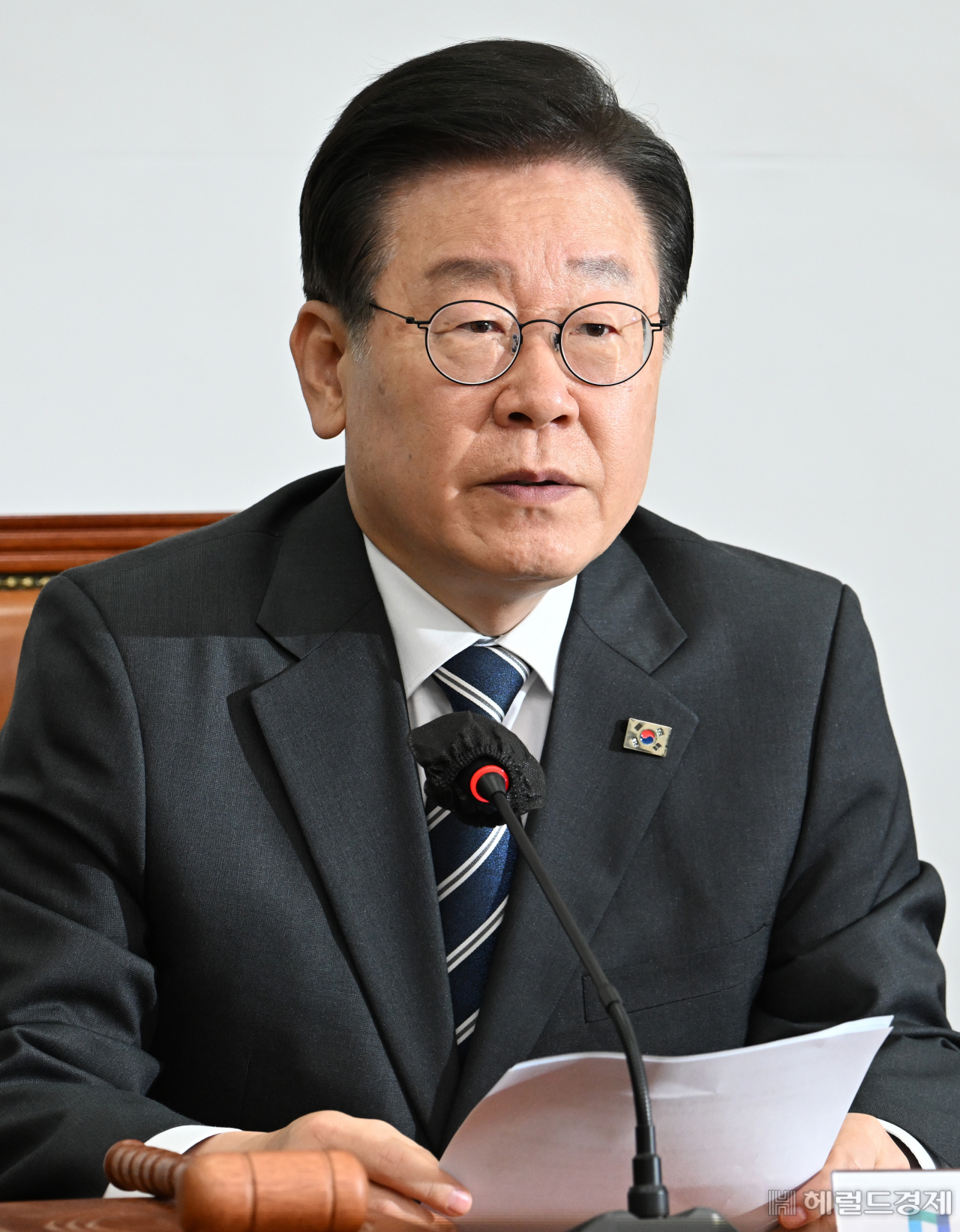 이재명 더불어민주당 당대표가 5일 서울 영등포구 여의도 국회의사당 본청에서 열린 더불어민주당 최고위원회의에 참석해 발언하고 있다. 임세준 기자