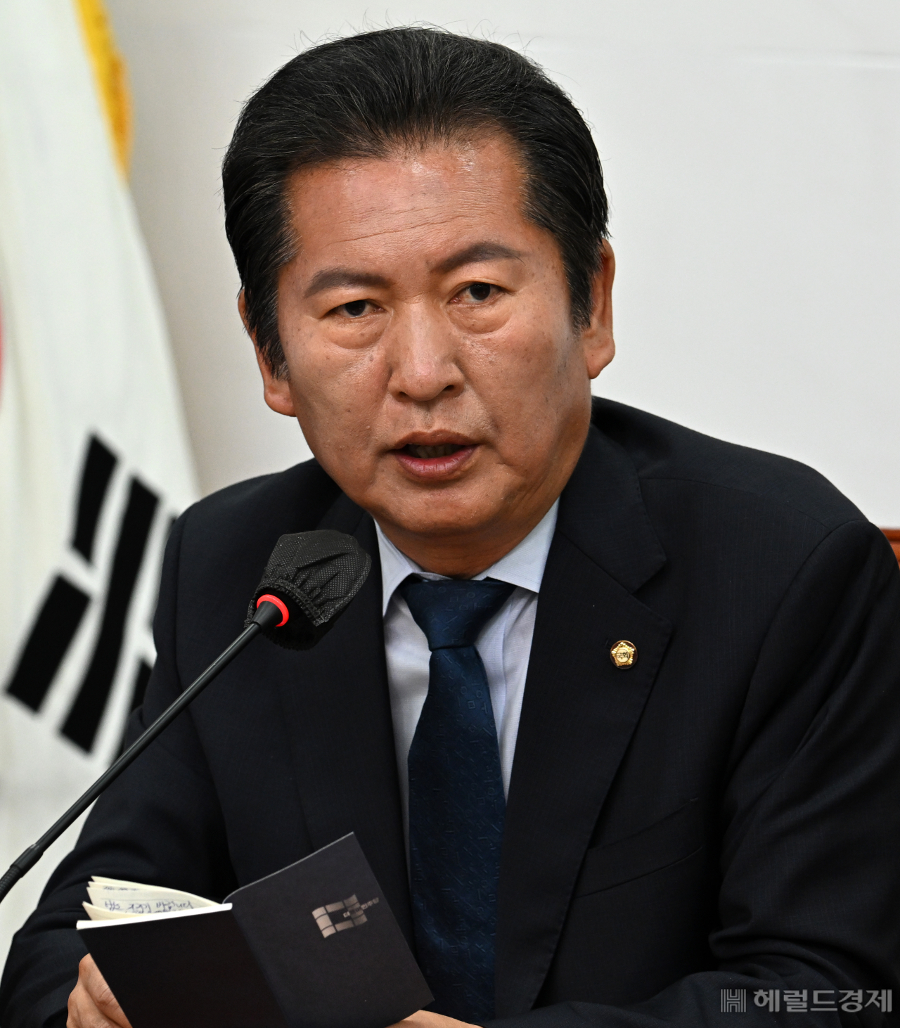 정청래 더불어민주당 최고위원이 5일 서울 영등포구 여의도 국회의사당 본청에서 열린 더불어민주당 최고위원회의에 참석해 발언하고 있다. 임세준 기자