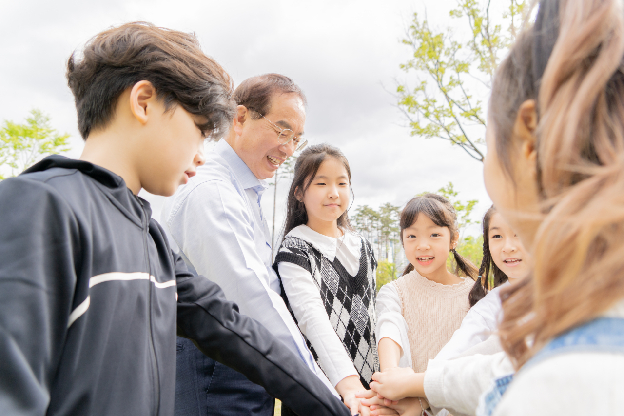 하윤수 부산시교육감(왼쪽 두 번째)이 학생들과 놀이활동을 하며 소통하고 있다. [사진=부산교육청]