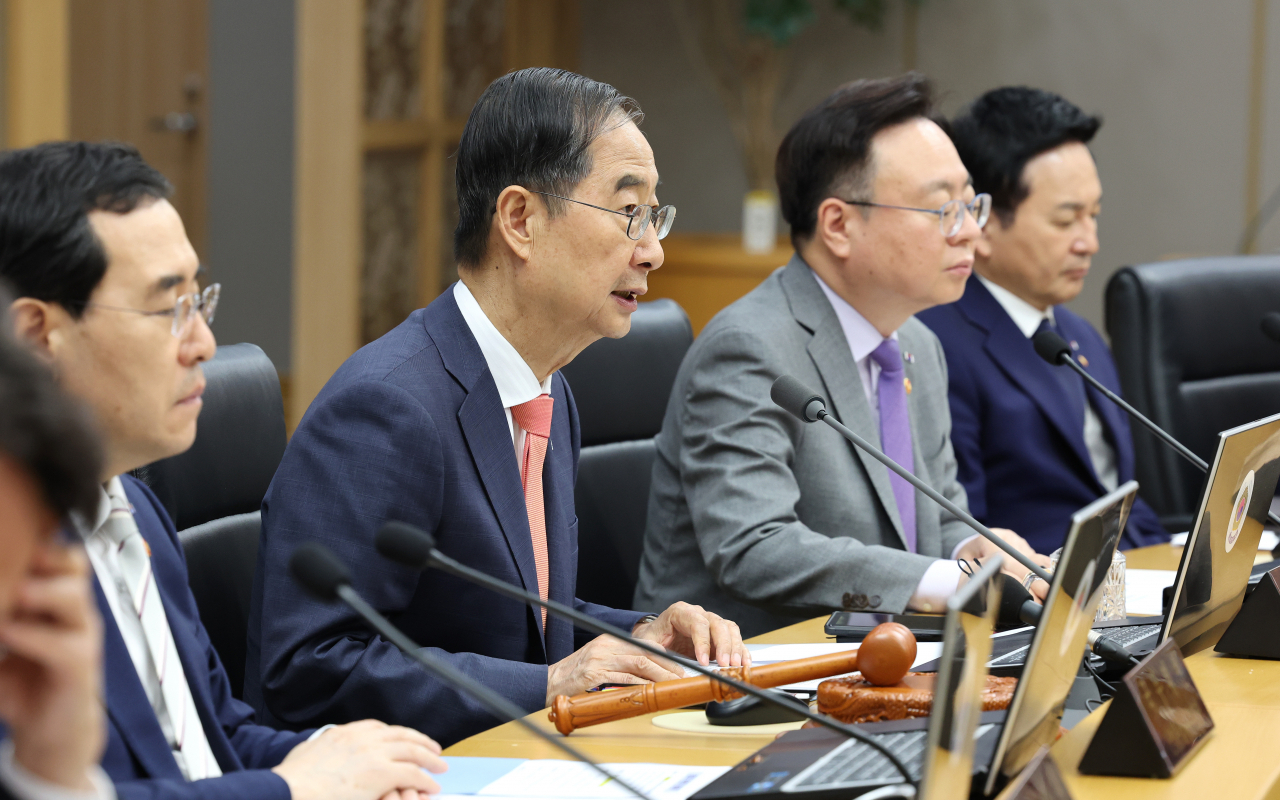 한덕수 국무총리가 5일 오후 세종시 정부세종청사에서 서울청사와 영상으로 연결해 열린 국무회의를 주재하고 있다. 연합뉴스