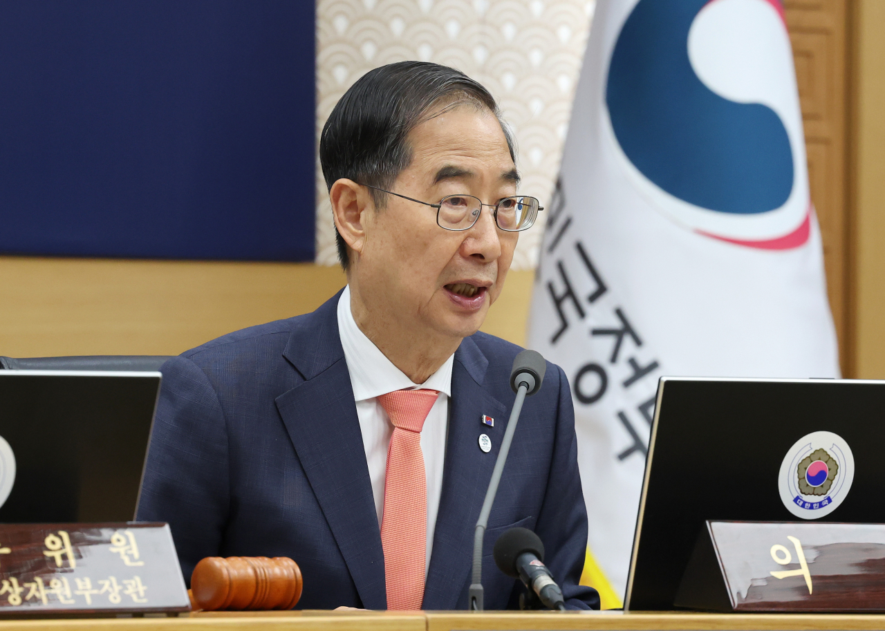 한덕수 국무총리가 5일 오후 정부세종청사에서 서울청사와 영상으로 연결해 열린 국무회의를 주재하고 있다.[연합]