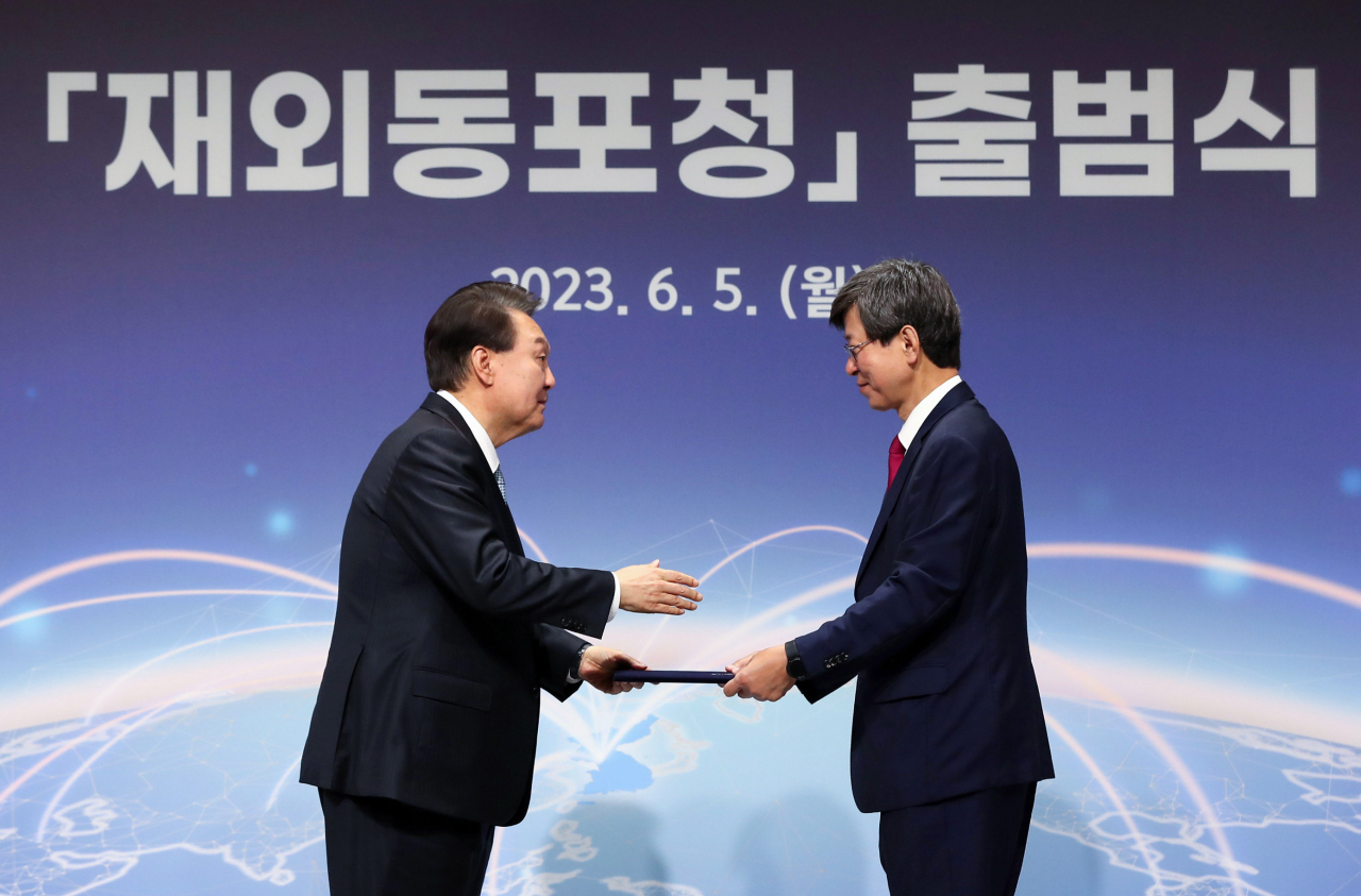 윤석열 대통령이 5일 인천 연수구 부영송도타워에서 열린 재외동포청 출범식에서 이기철 재외동포청장에게 임명장을 수여하고 있다. [연합]