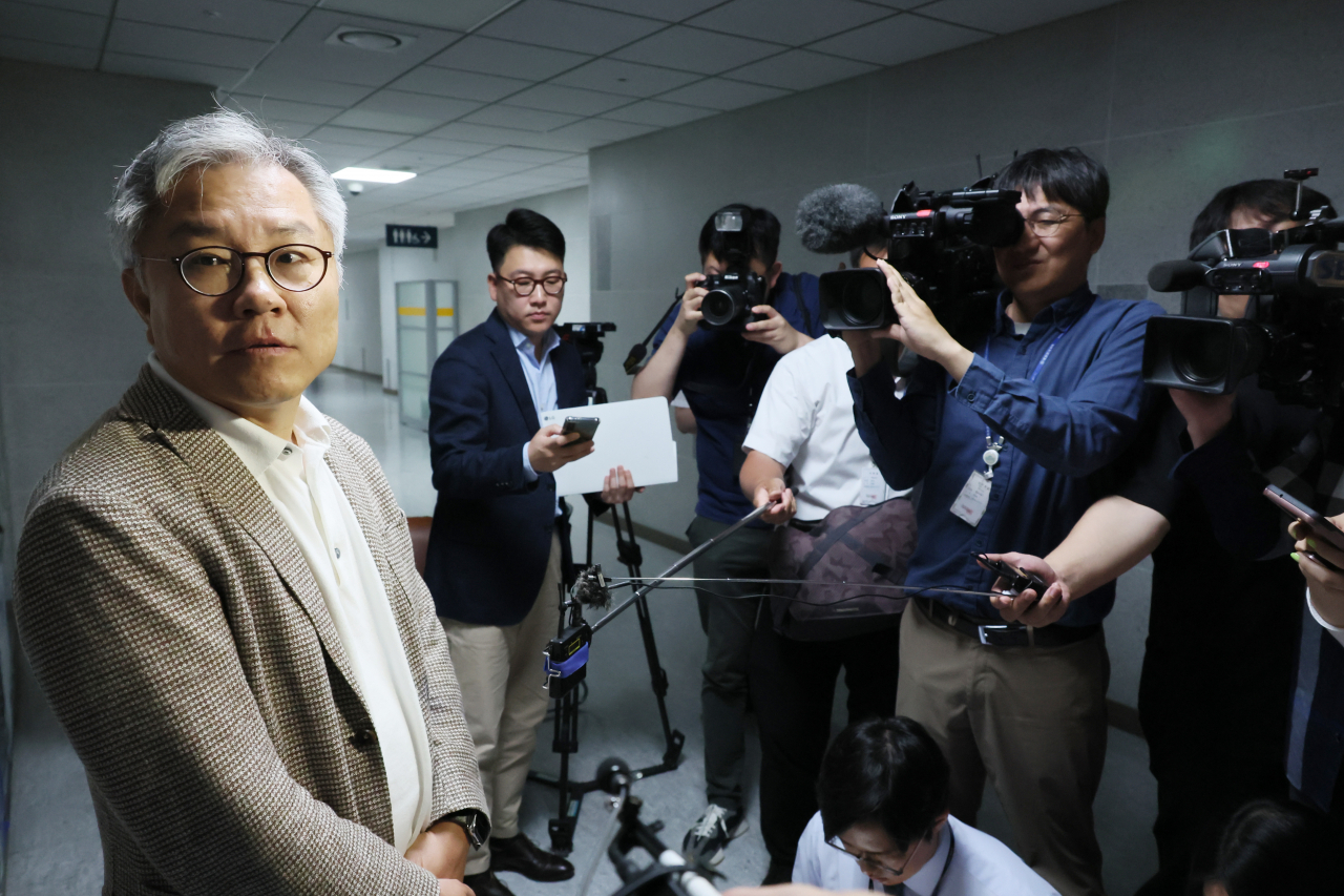 더불어민주당 최강욱 의원이 5일 오전 의원회관 사무실로 들어서며 기자들의 질문에 답하고 있다. 서울경찰청 반부패·공공범죄수사대는 이날 한동훈 법무부 장관 개인정보 유출 의혹과 관련해 최 의원에 대한 압수수색 영장을 집행 중인 것으로 알려졌다. [연합]