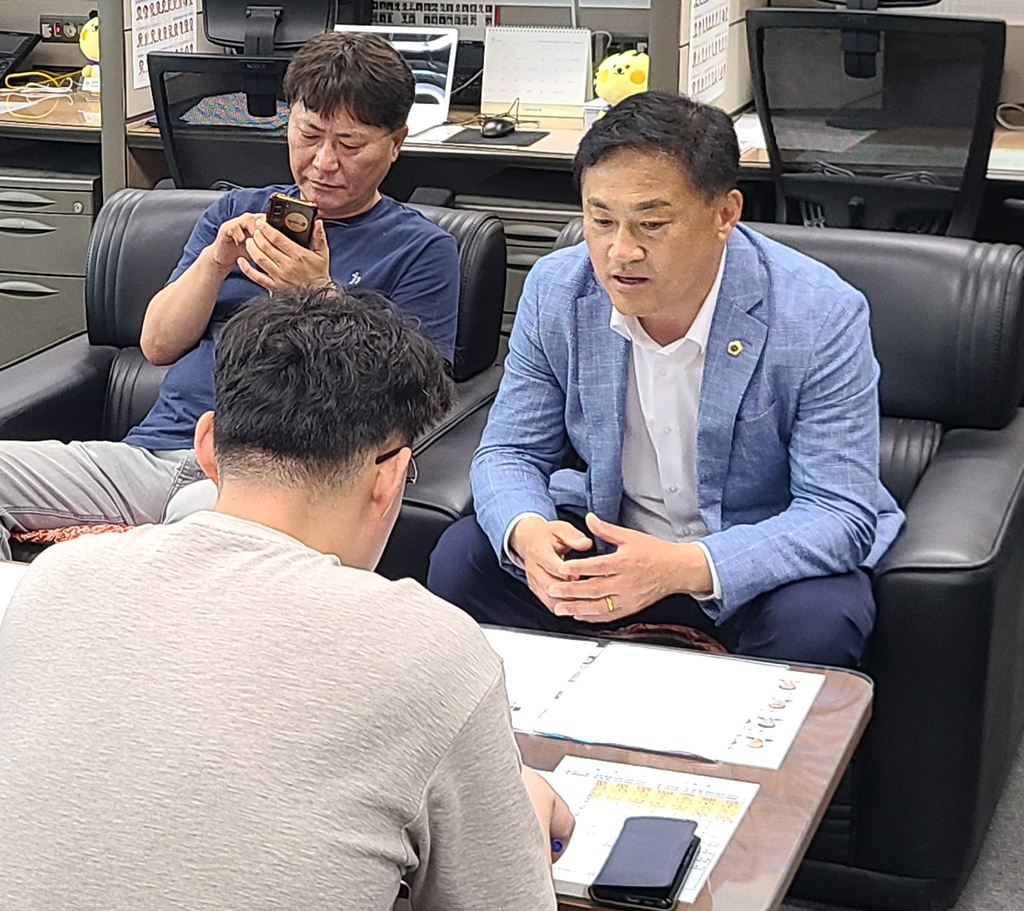 공동조례 설명하는 김정기 전북도의원(오른쪽)[전북도의회 제공]