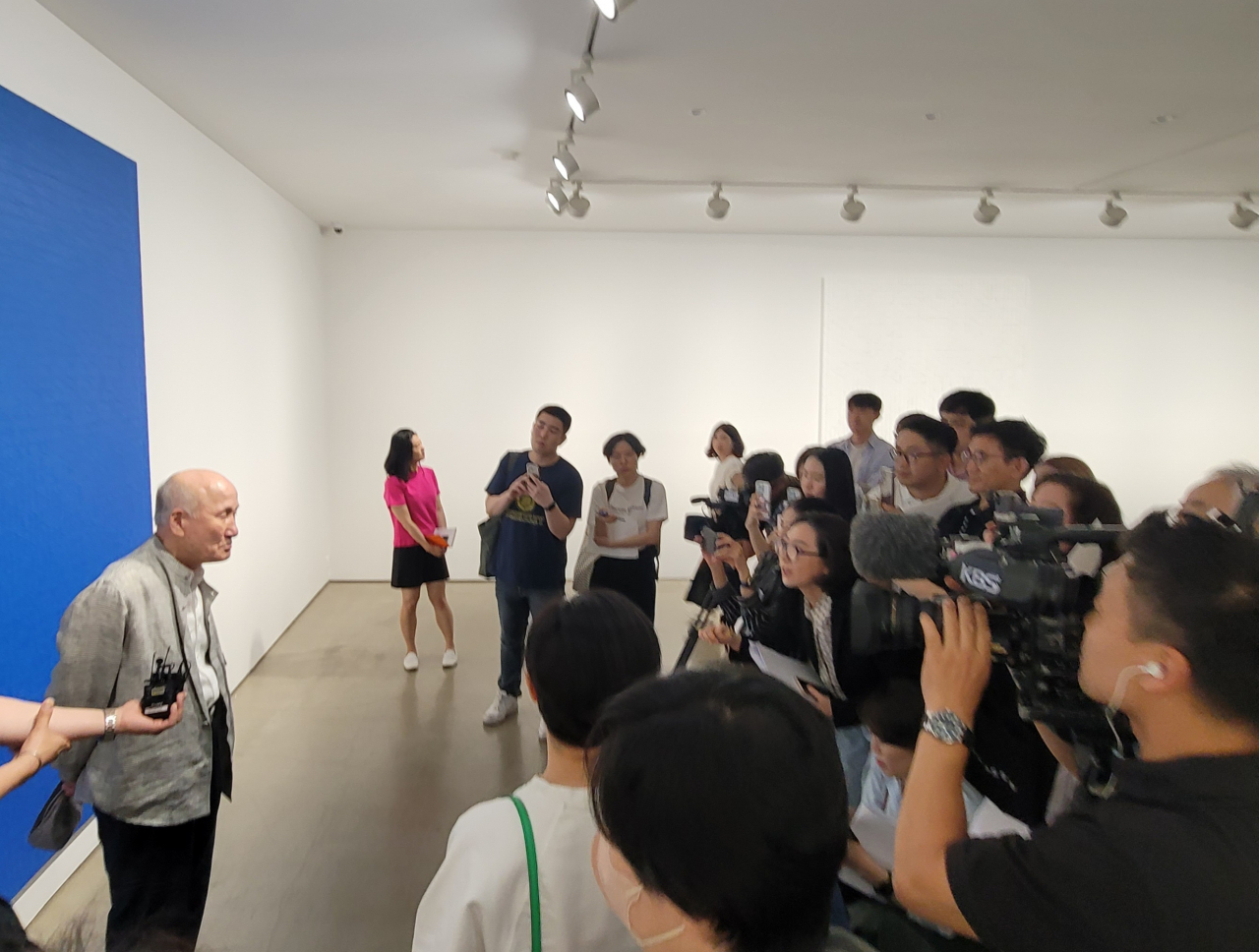갤러리현대에서 열린 개인전 ‘무한한 숨결’의 기자간담회에 참석한 정상화 화백과 취재진 [이한빛 기자]