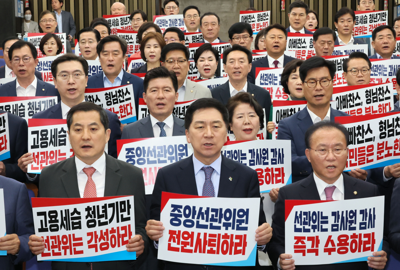 (앞줄 왼쪽부터) 국민의힘의 박대출 정책위 의장, 김기현 대표, 윤재옥 원내대표 등이 5일 오후 국회에서 열린 긴급 의원총회에서 중앙선관위의 감사원 감사 수용과 중앙선관위원 전원 사퇴 등을 촉구하는 구호를 외치고 있다. [연합]